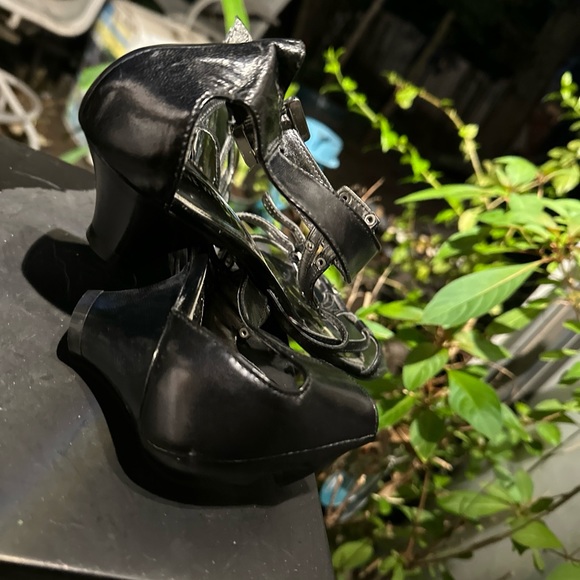 Nine West  7M Leather Strappy Low Heel Ankle Strap 2” Heel - Picture 5 of 5